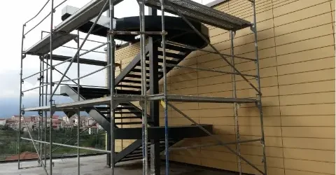 08_eline_stepenice_zaobljene_dvokrake_drvo_staklo_exterijer_vanjske